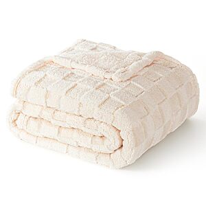 $8.99 – 50″ x 60″ Exclusivo Mezcla 3D Checkered Fleece Throw Blanket (Ivory) Now  + Free Shipping w/ Prime or on $35+
